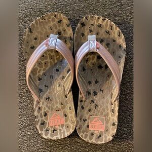 REEF Kids Little Ahi flip flops cheetah or leopard print size 2 3